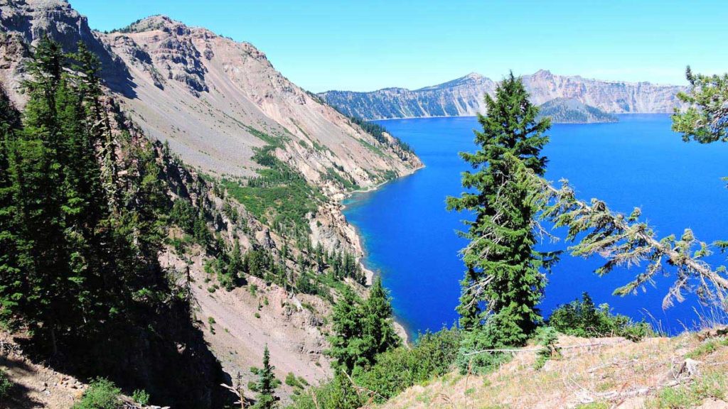 Report on the Presence or Absence of Significant Thermal Features Within Crater Lake, 1992